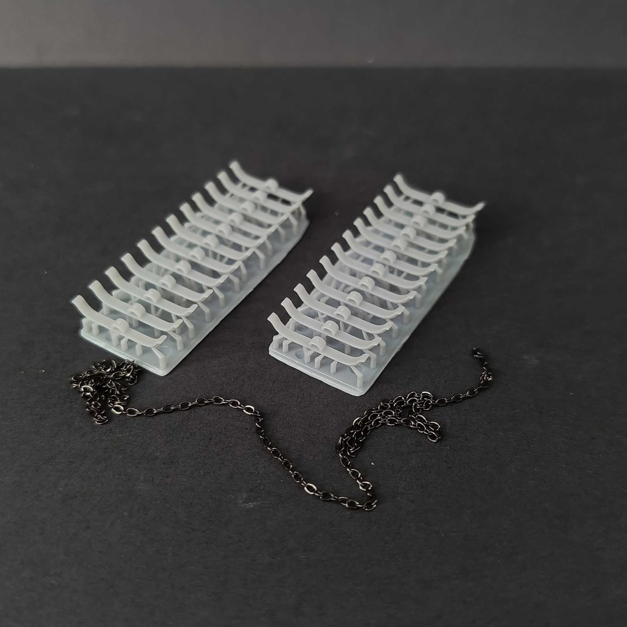 DMS-35235  дополнения из смолы  Грунтозацепы для грузовиков ЗиС + цепь  (1:35)