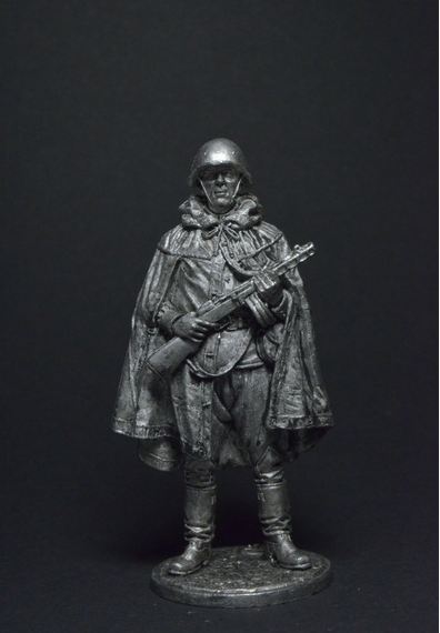 WW2-61  миниатюра  Автоматчик в каске и плащ-палатке, 1943-45 гг. СССР
