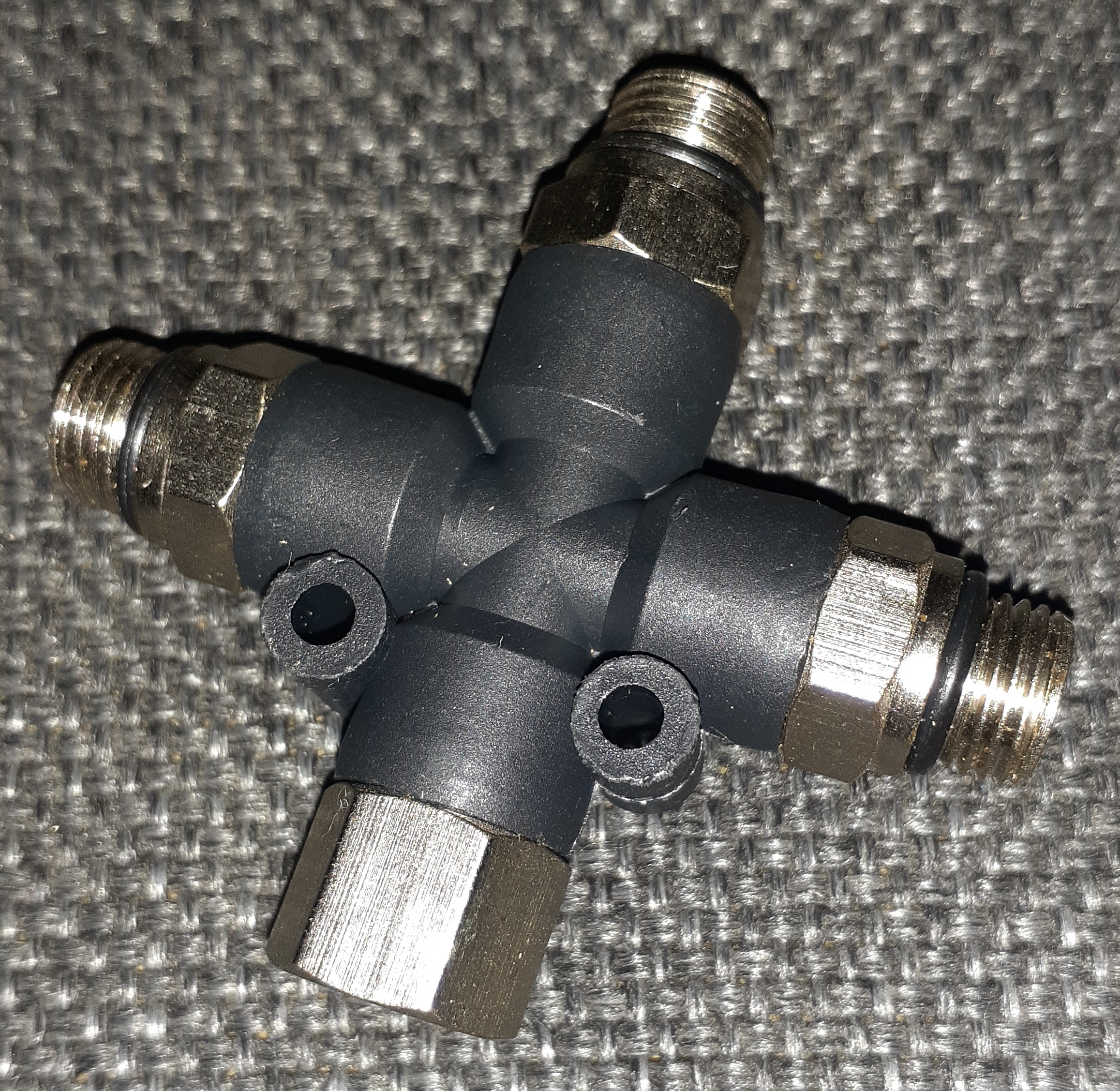 3003  аэрография  Разветвитель, 1 вход (гайка), 3 выхода (штуцер)