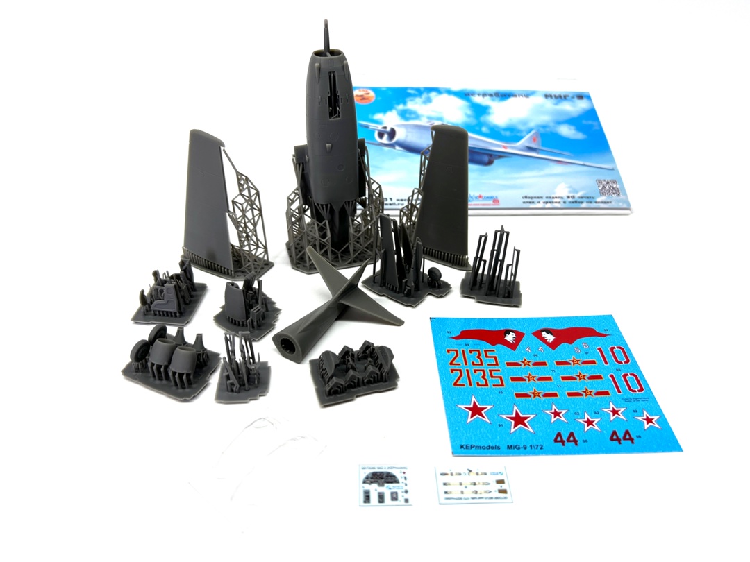 KMP72001K  авиация  Истребитель М&Г-9 с 3д декалью Quinta  (1:72)
