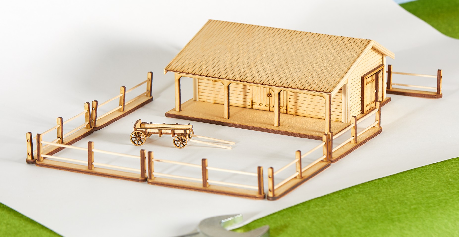 СМ0004  архитектура  "Конюшня с телегой"  (1:72)