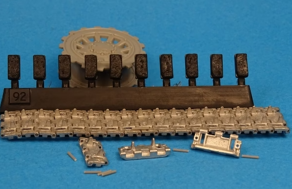 MTL-35092  траки наборные  AMX-13 изношенные подушки  (1:35)