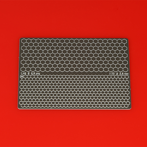 3851  инструменты для работы с краской  Трафарет для вырезания цифрового сотового камуфляжа.