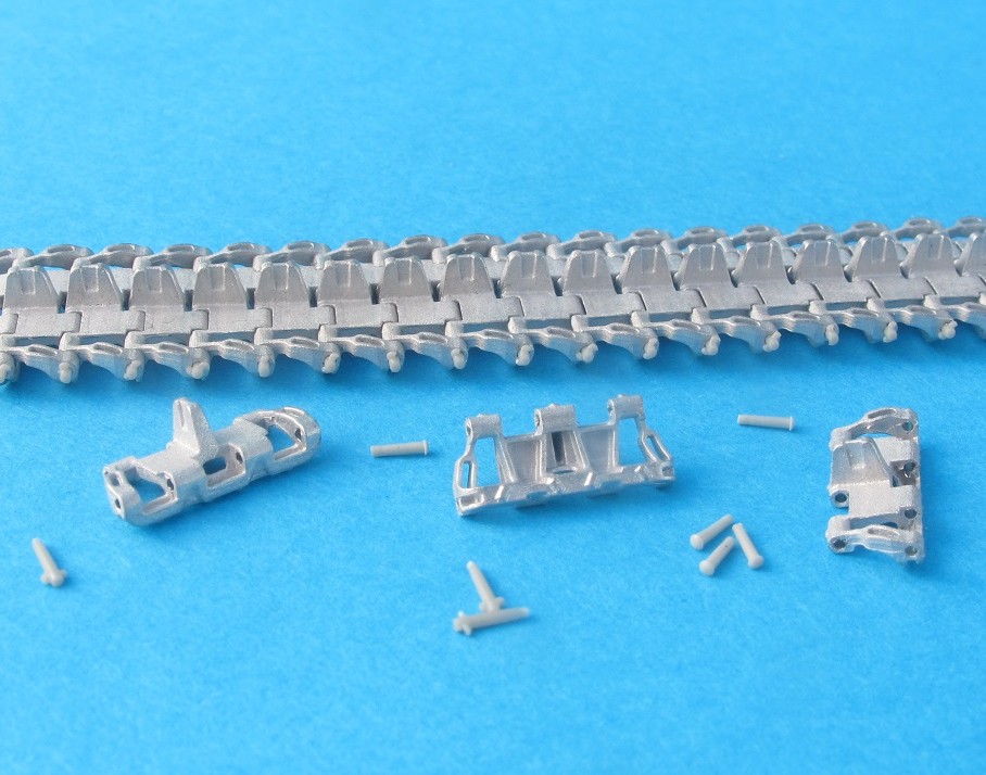 MTL-35013  траки наборные  Tracks for Pz.Kpfw.III/IV,1943-45 solid-horned "V"+perforation  (1:35)