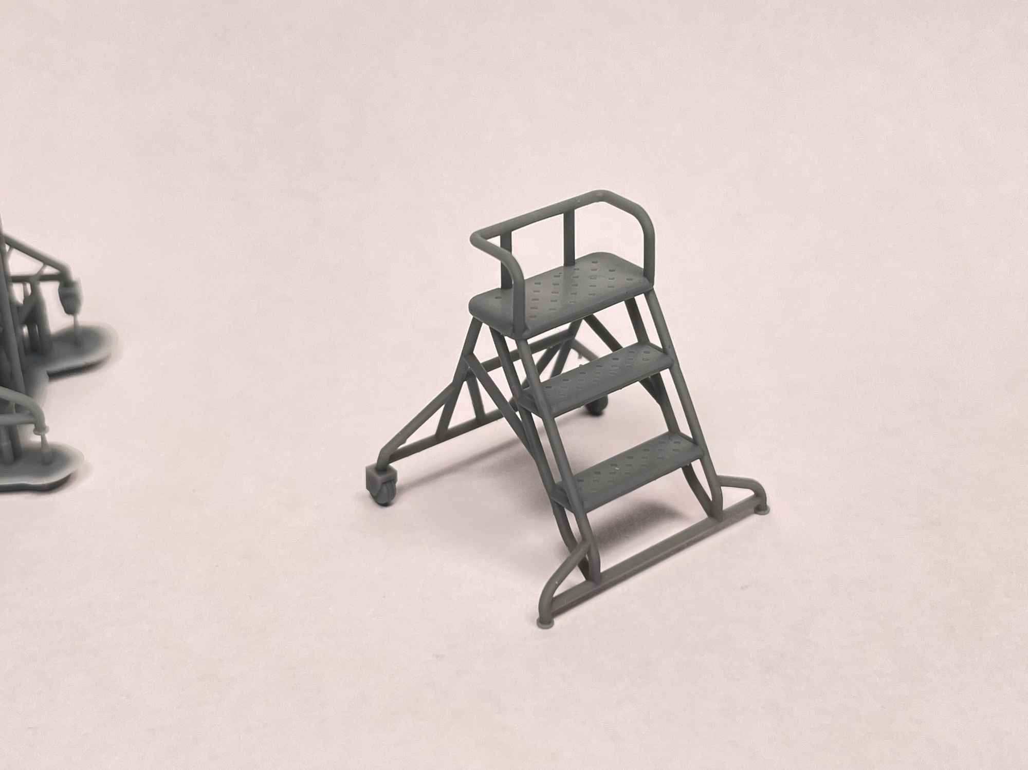 MM72327  дополнения из смолы  Стремянка универскальная 3 ступеньки  (1:72)