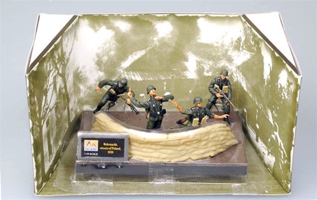 33603  фигуры  Солдаты немецкие, польские улицы (1:35)