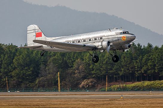 05813  авиация  DC-3 CNAC  (1:48)
