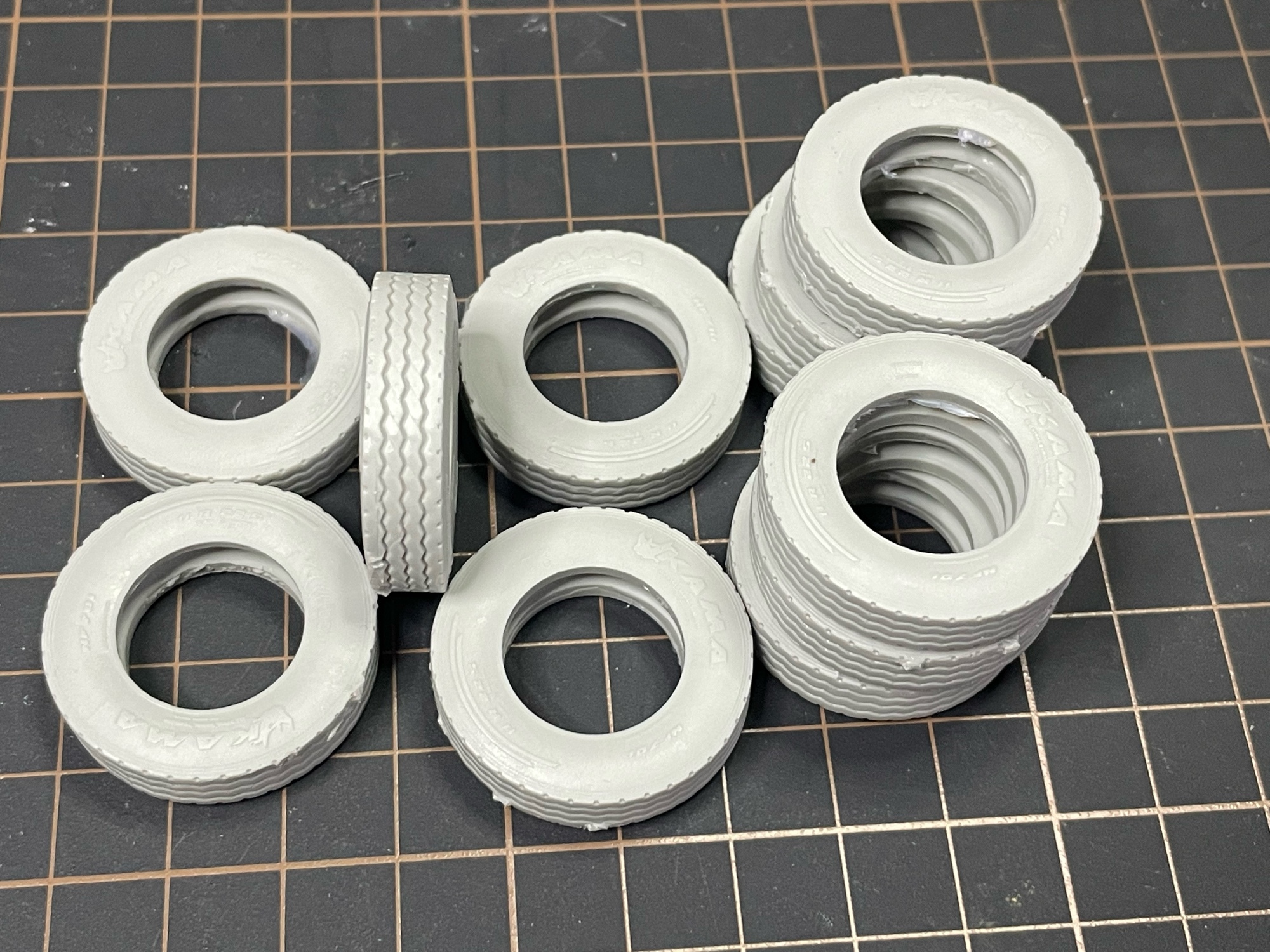 MM35006  дополнения из смолы  Покрышка NF-701 К@М@З-65115 (Звезда 3650). Без дисков  (1:35)