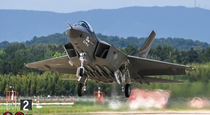 12585  авиация  ROKAF KF-21 "Boramae"  (1:72)