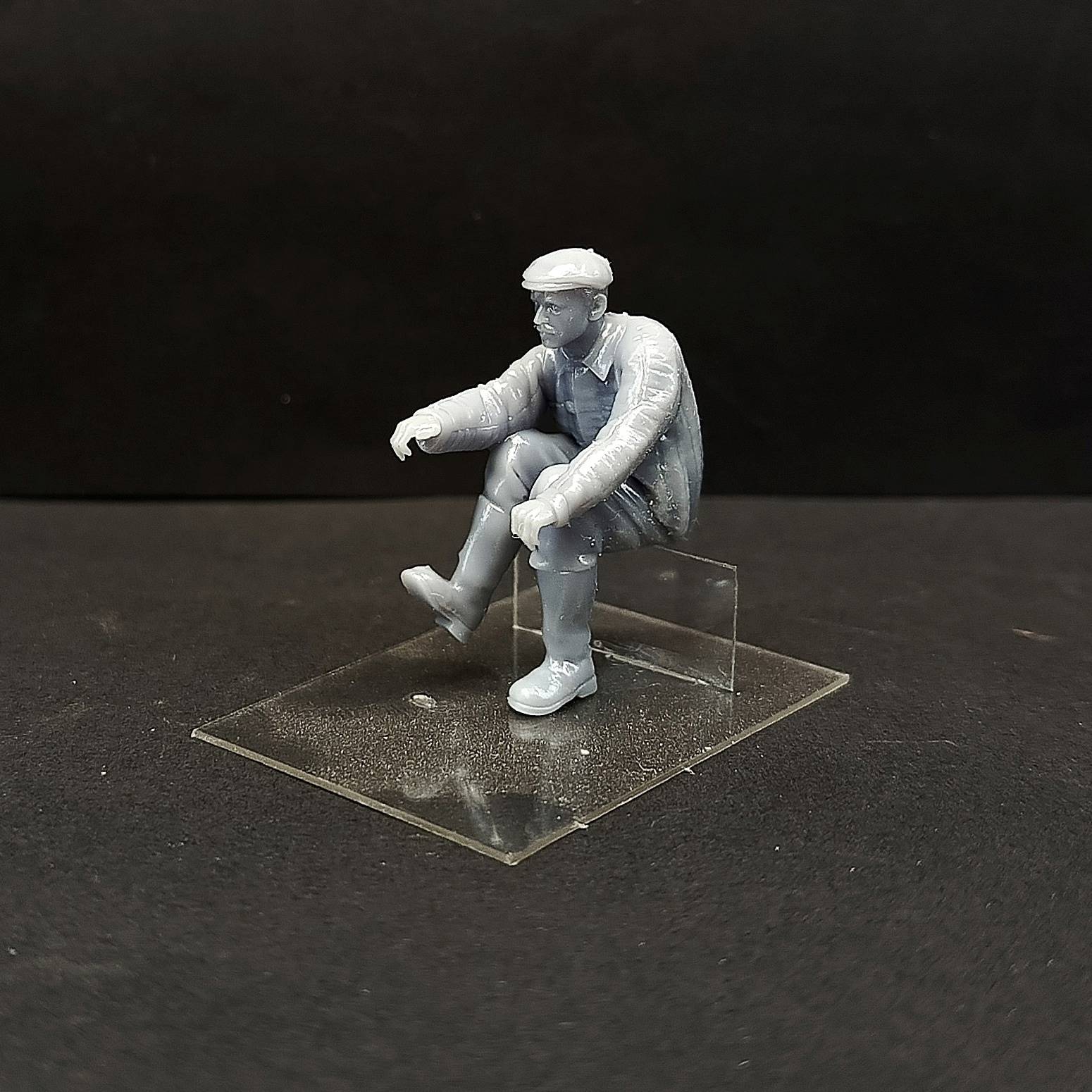 DMS-35218  фигуры  Тракторист АСХТЗ-НАТИ  (1:35)