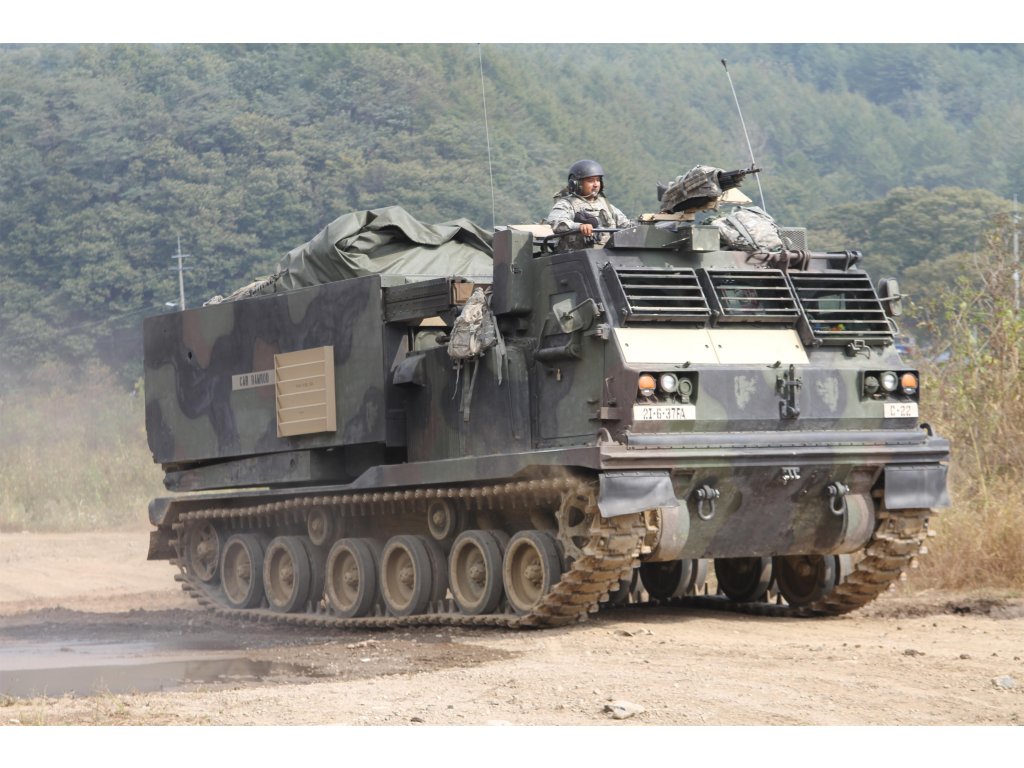 3557  техника и вооружение  M270A1 Multiple Launch Rocket System (MLRS)  (1:35)