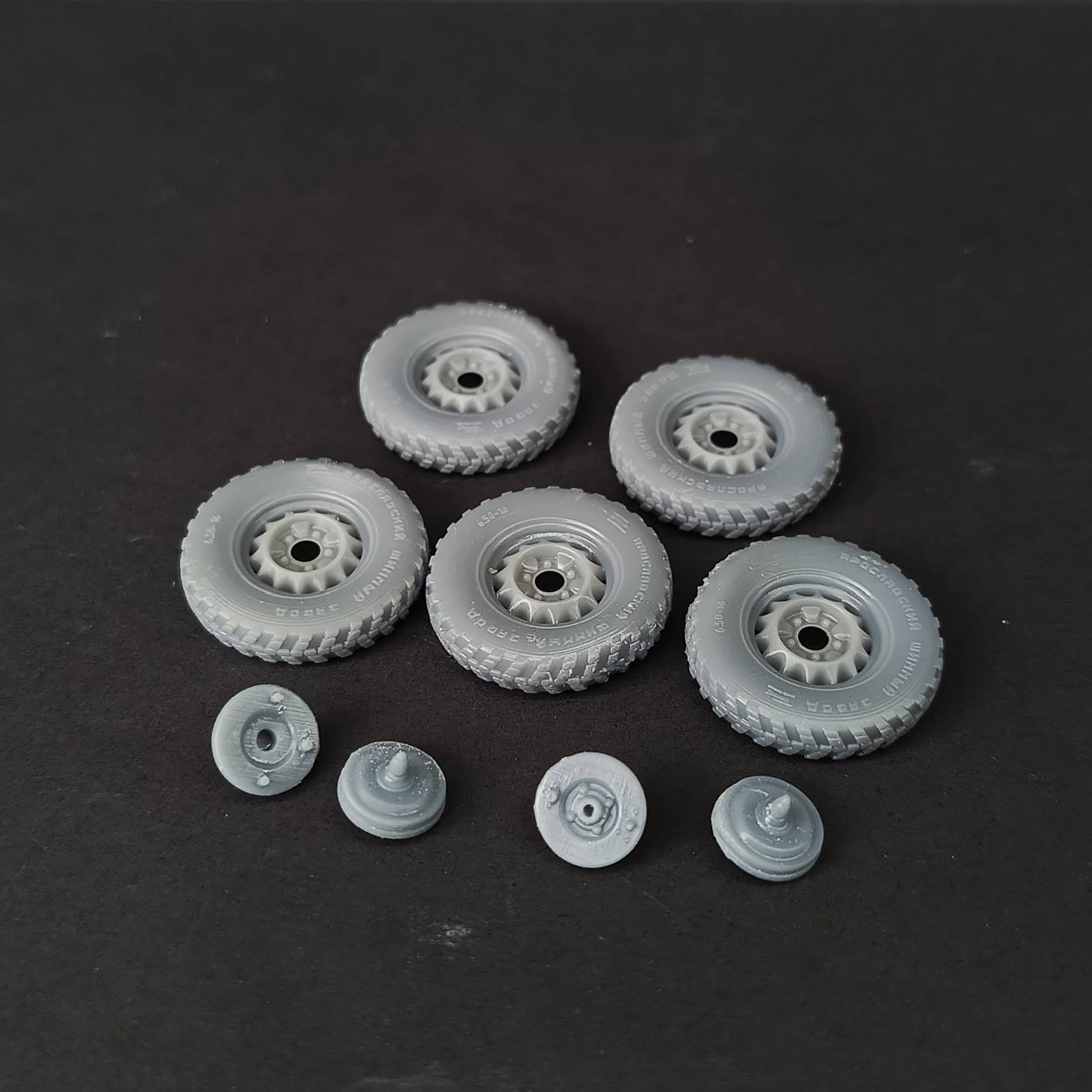 DMS-35236  дополнения из смолы  Колёса ЯШЗ Вездеход Ба-64, Г@З-64/67, М-1, БА-20. С просадкой (1:35)