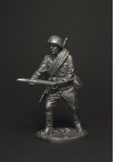 WW2-68  миниатюра  Красноармеец-артиллерист со снарядом к 76-мм дивизионной пушке, 41-43 гг. СССР