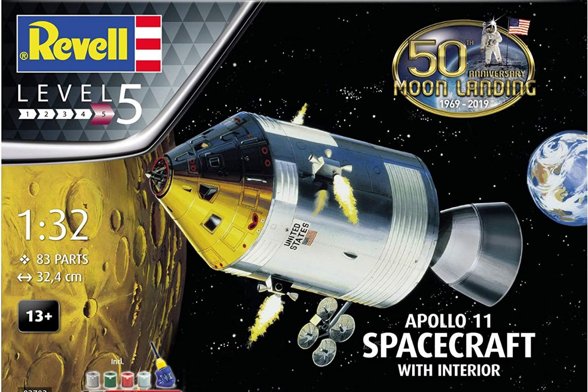 03703  космос  Apollo 11 SPACECRAFT with interior  (1:32)