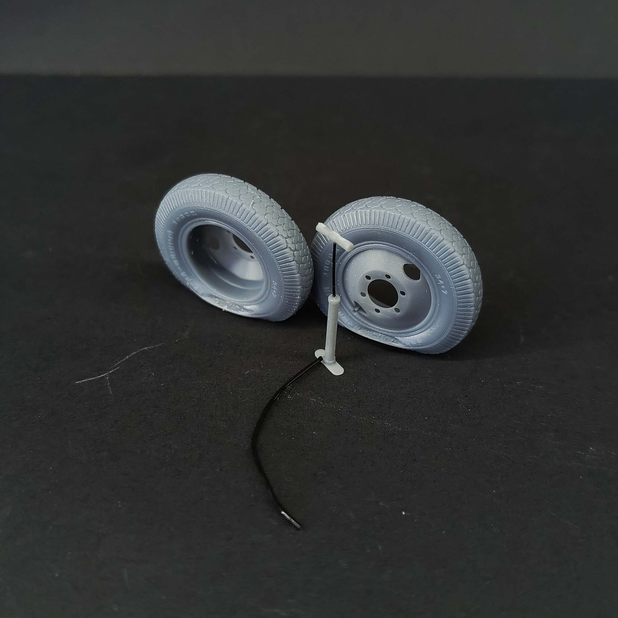 DMS-35239  дополнения из смолы  Колёса ЯШЗ 34x7 для ЗиС (2шт. спущенные + насос)  (1:35)