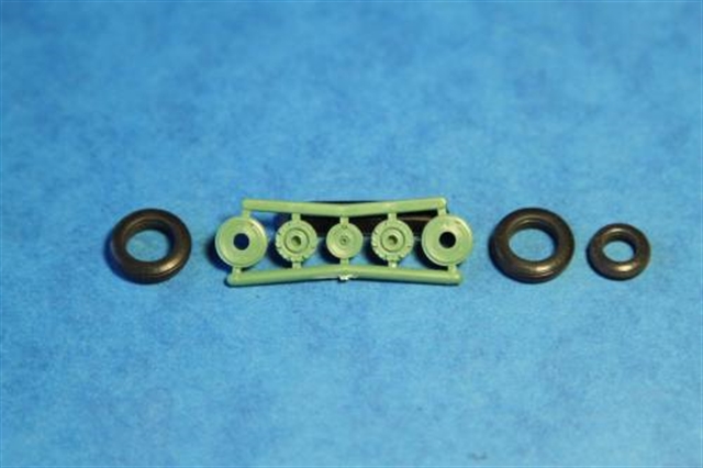 7233  дополнения из пластика  Rubber Wheels. ОКБ Сухого-17  (1:72)