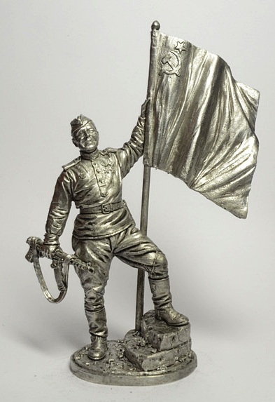 WW2-16  миниатюра  Гв. ефрейтор пехоты Кр. Армии с советским флагом. 1943-45 гг. СССР
