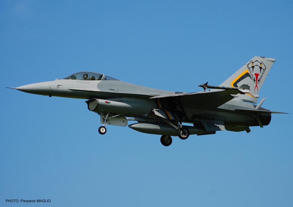 01980  авиация  F-16A ADF Fighting Falcon 'Viper' Limited Edition  (1:72)